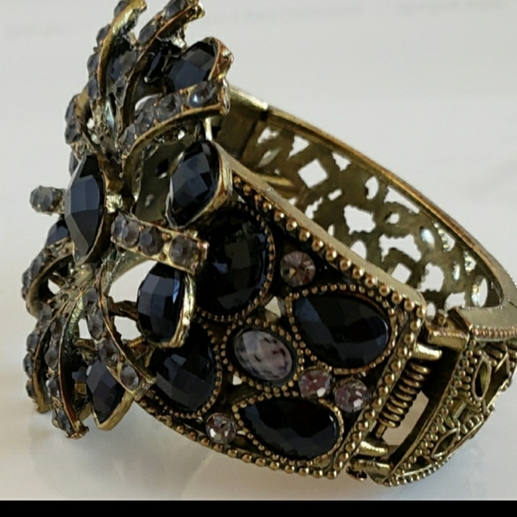 Old gold tone bracelet with black stones - Picture 2 of 13